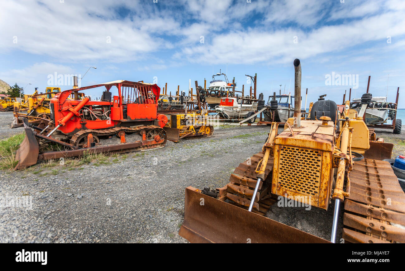Porto di Ngawi, Nuova Zelanda, Isola del Nord, la flotta locale di pesca in bretella è lanciata in mare da vecchi bulldozer arrugginiti Foto Stock