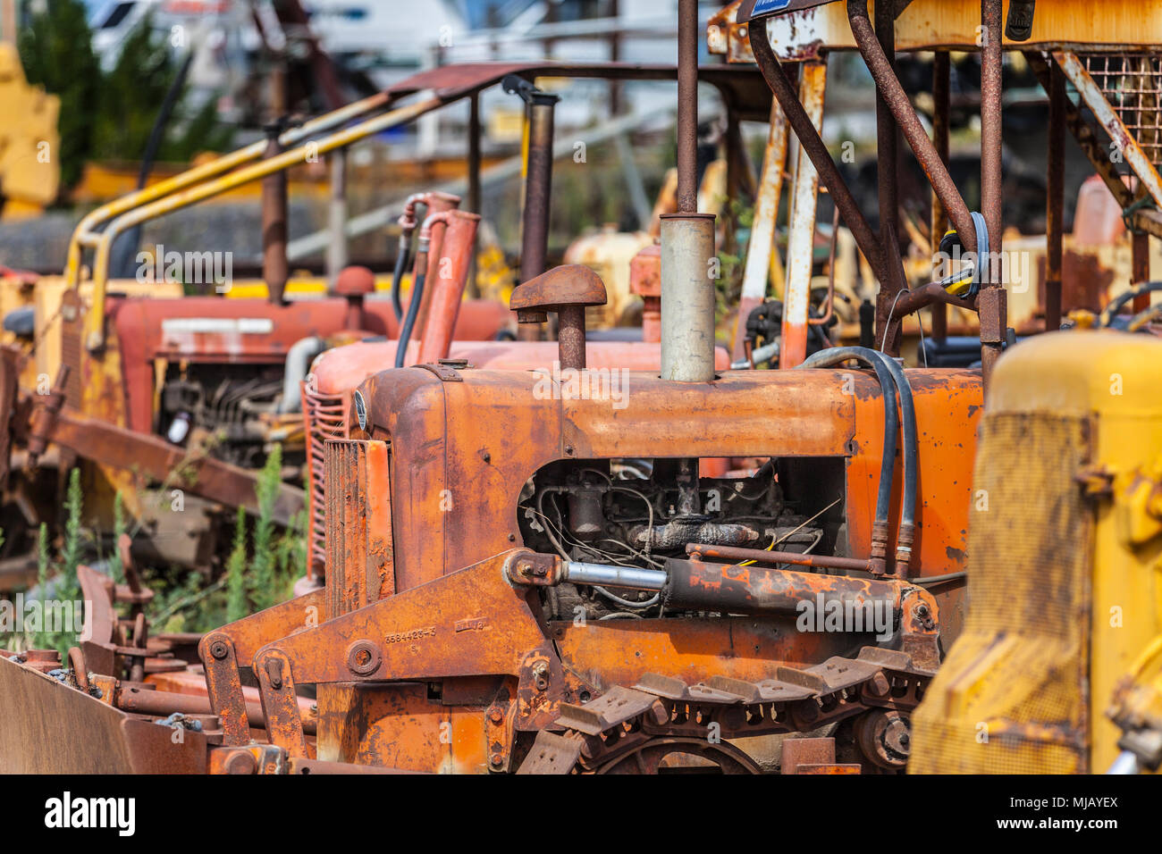 Porto di Ngawi, Nuova Zelanda, Isola del Nord, la flotta locale di pesca in bretella è lanciata in mare da vecchi bulldozer arrugginiti Foto Stock