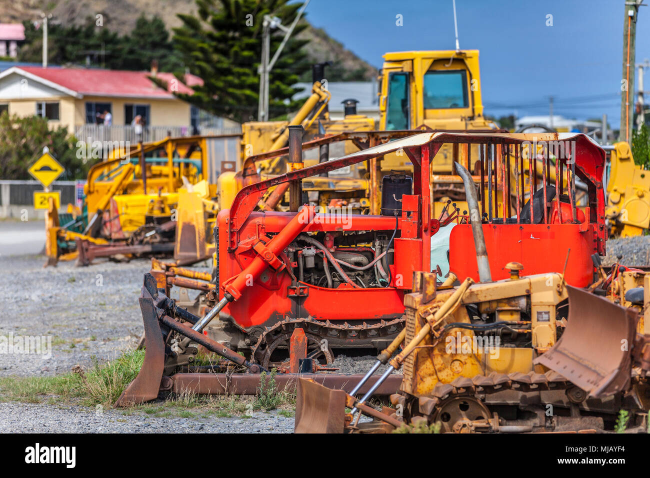 Porto di Ngawi, Nuova Zelanda, Isola del Nord, la flotta locale di pesca in bretella è lanciata in mare da vecchi bulldozer arrugginiti Foto Stock