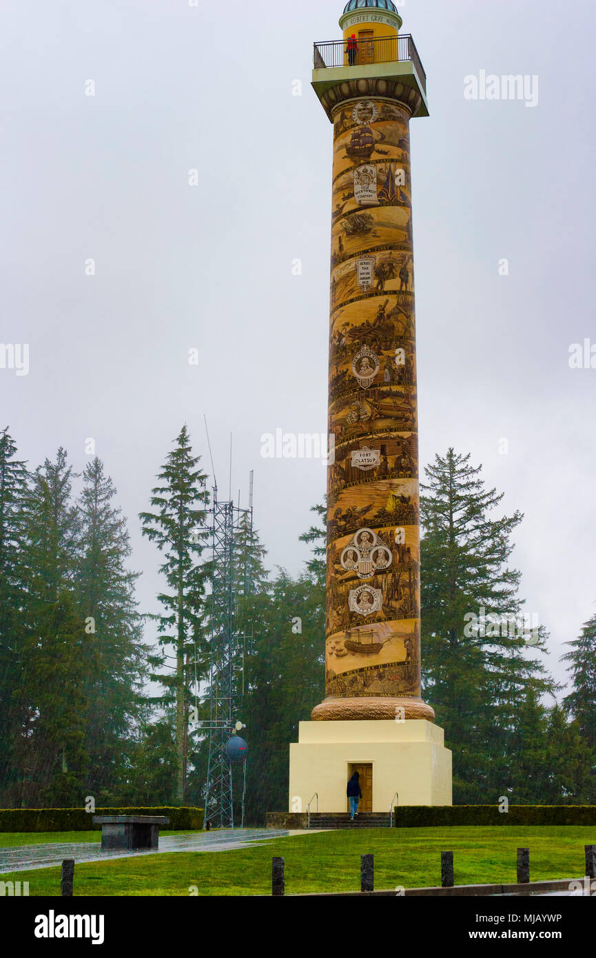 Astoria, Oregon, Stati Uniti d'America - Aprile 5, 2018: Wet windy meteo costiere dell'Astoria colonna situato nel parco della città dove si può andare verso l'alto e visualizzare Foto Stock