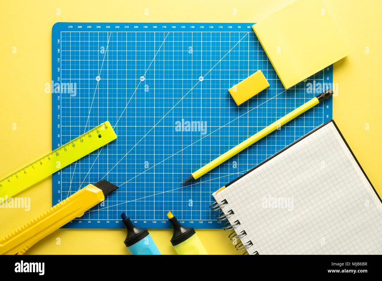 Set di scuola e per i bambini in età prescolare accessori per lettera di apprendimento educazione di disegno su un fondo di carta gialla e disegno bordo concetto t Foto Stock