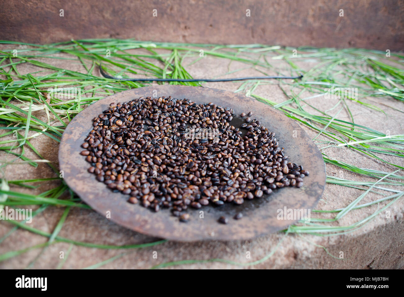 Una teglia con i chicchi di caffè torrefatto in Etiopia la tradizione, a legna da ardere Foto Stock