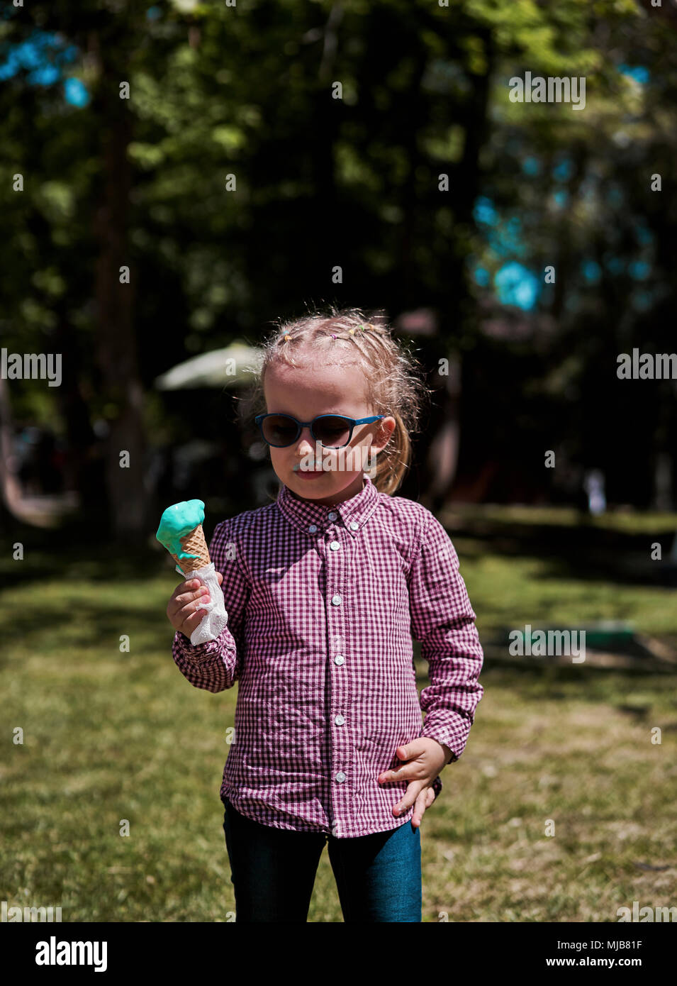 Bambina con gelato nel Parco Foto Stock