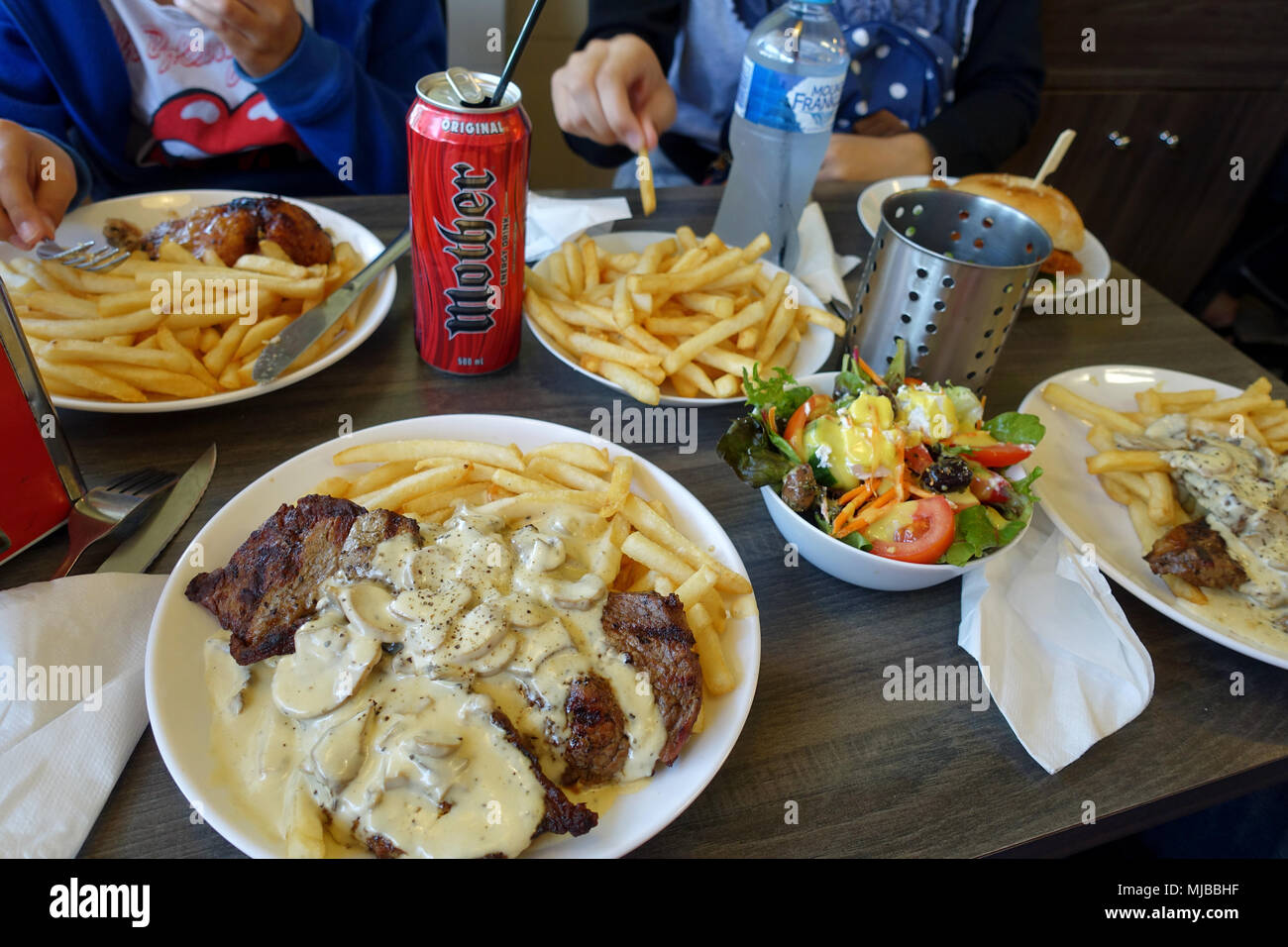 La bistecca e il chip con una ciotola di insalata greca Foto Stock