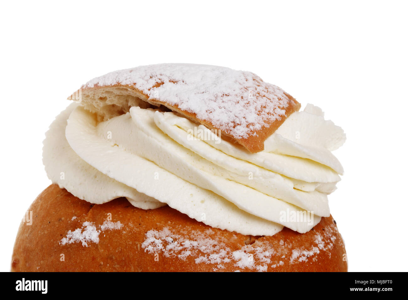 Dettaglio di un martedì grasso bun, consiste di luce di pane di grano con pasta di mandorle e panna montata, riempimento isolato su sfondo wgite. Foto Stock