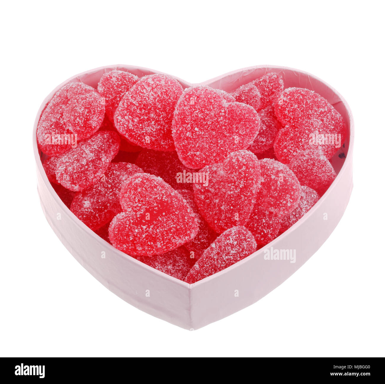 Rosa a forma di cuore scatola riempita con heartshaped jellly candy con un sapore di fragola, isolato su bianco. Foto Stock