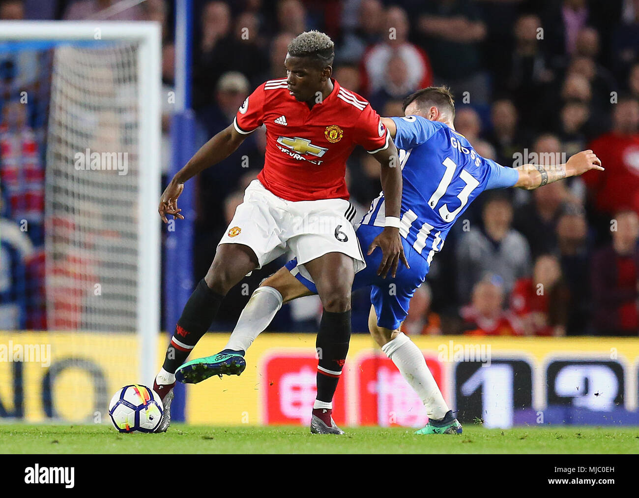 Il Manchester United Paul Pogba (sinistra) e Brighton & Hove Albion's Pascal Gross battaglia per la palla durante il match di Premier League al AMEX Stadium, Brighton. Foto Stock