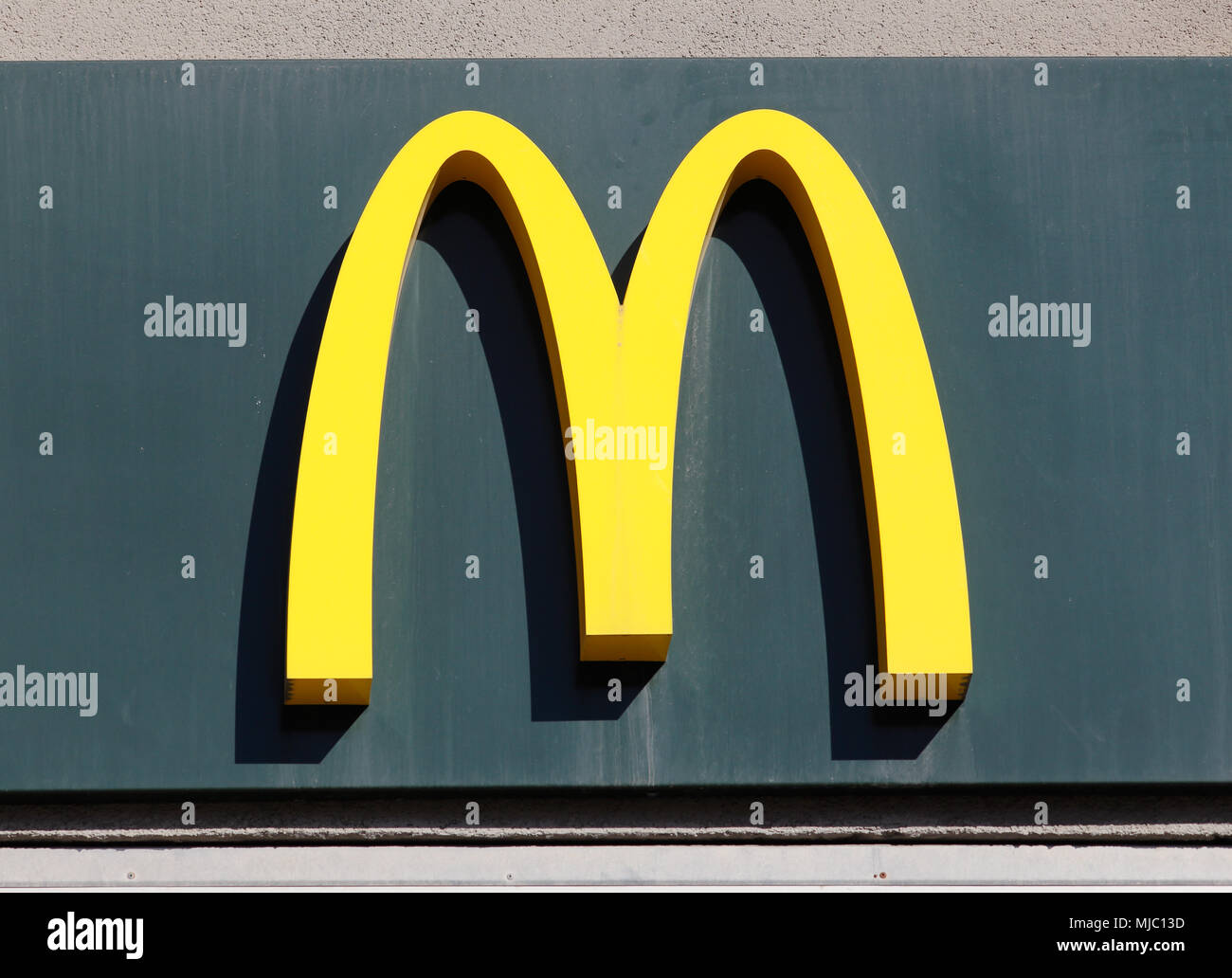 Sundbyberg, Svezia - Marte 17, 2016: McDonalds logo su sfondo verde al McDonals hamburger ristorante in Sundbyberg. Foto Stock