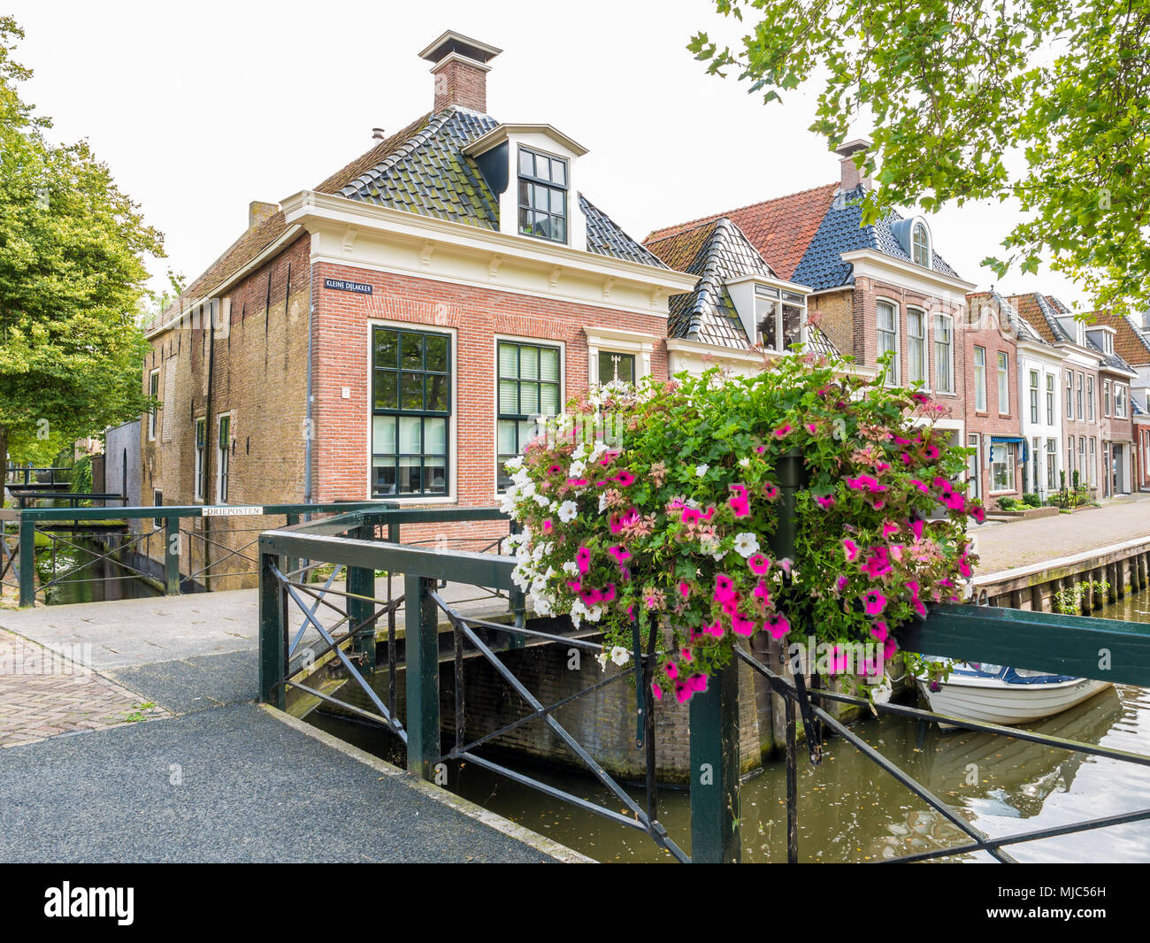 Ponte sul canal e case storiche nella vecchia città di Bolsward, Friesland, Paesi Bassi Foto Stock