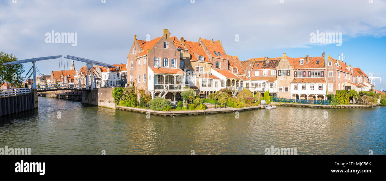 Panorama delle case e del ponte levatoio nella storica città vecchia di Enkhuizen, Noord-Holland, Paesi Bassi Foto Stock
