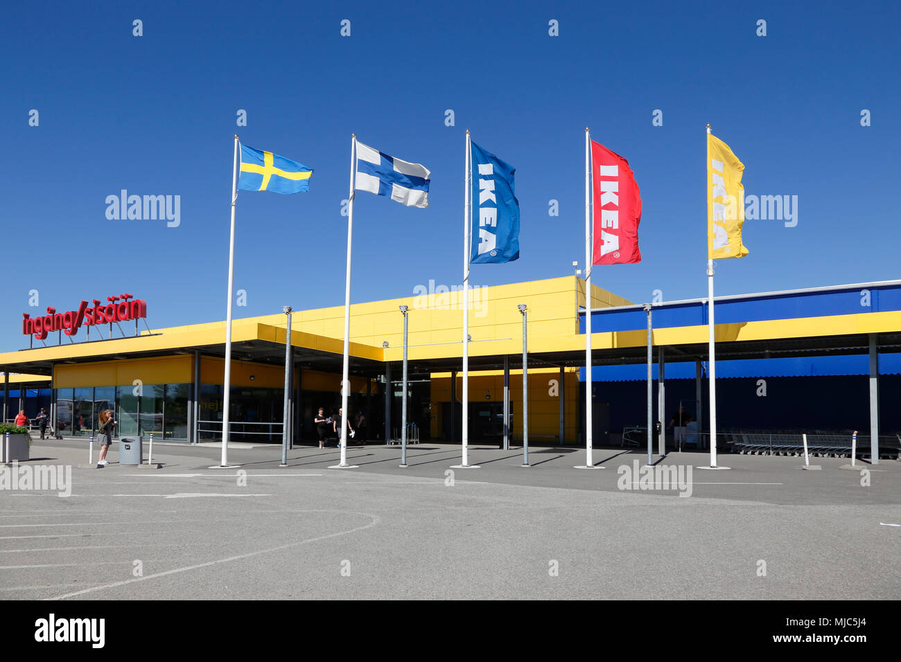 Haparanda, Svezia - Luglio 20, 2016: esterno dell'arredamento Ikea negozio vicino al confine con la Finlandia, con ingresso bilingue segno sopra l'entrata. Foto Stock