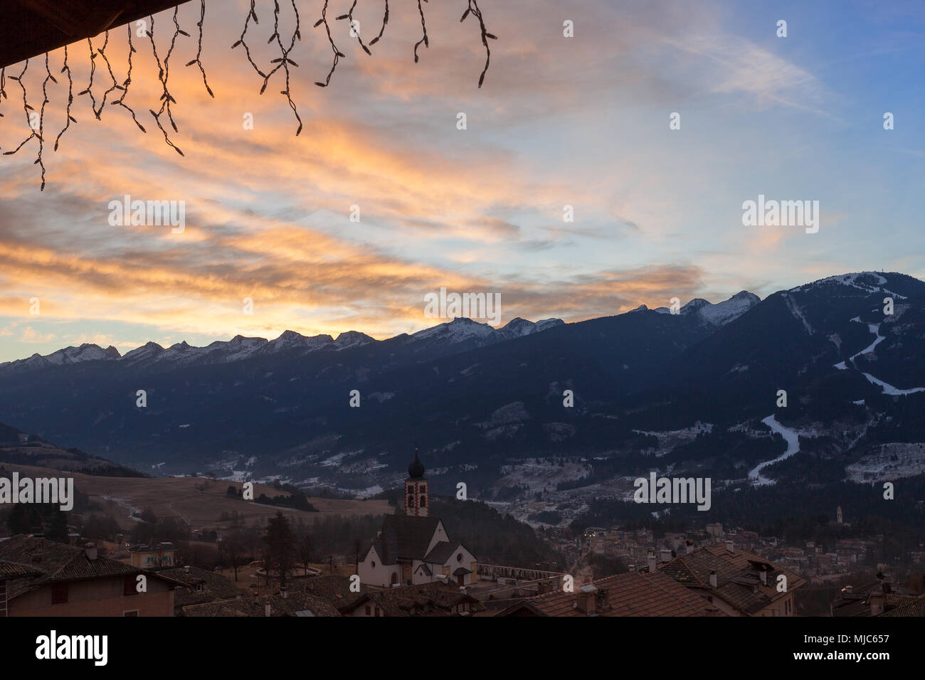 Alba invernale in Val di Fiemme, Trentino, Italia Foto Stock