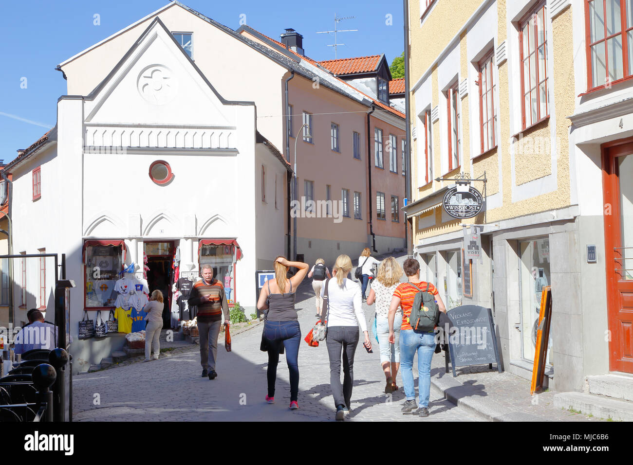 Visby, Svezia - 12 Maggio 2016: il luogo Wallers posizione nel centro cittadino di Visby con peopele camminando per le strade strette. Foto Stock