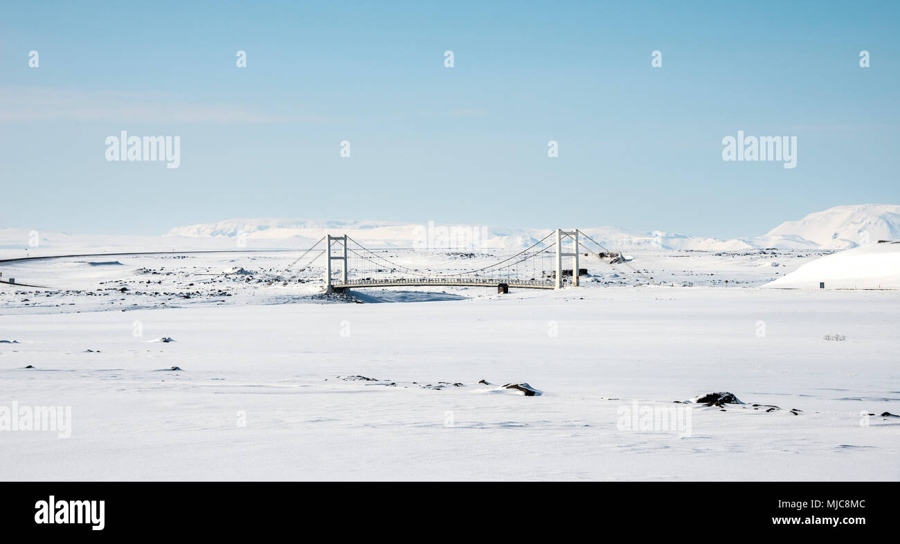 Ponte sul fiume Jokulsa a Fjollum nella neve, Route 1 tra Eglstadir e Myvatn, Norourland eystra, Nord Islanda Islanda Foto Stock