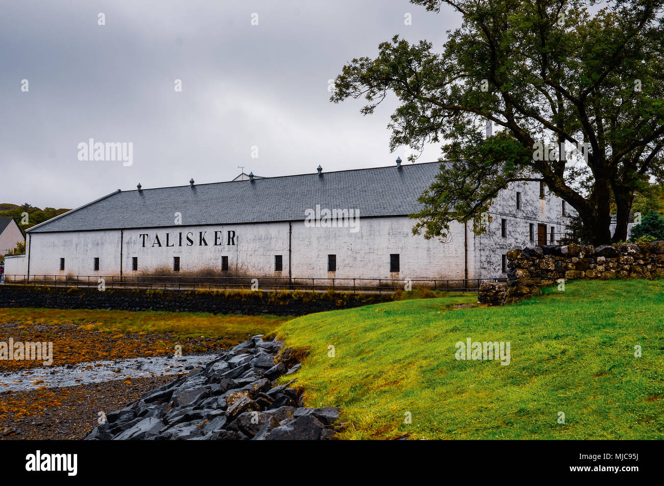Isola di Skye, Regno Unito - 30 agosto 2013: Talisker Distillery durante nuvoloso giorno sull'Isola di Skye, Regno Unito Foto Stock