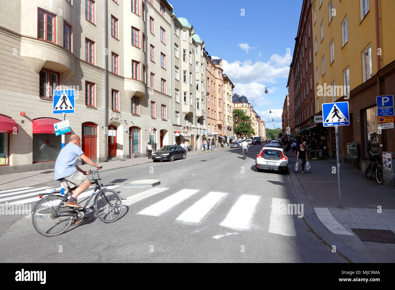 Stoccolma, Svezia - 27 Giugno 2016: Un ciclista si trasforma nella Norrbackagatan da Rörstrandsgatan nel quartiere di Vasastaden. Foto Stock