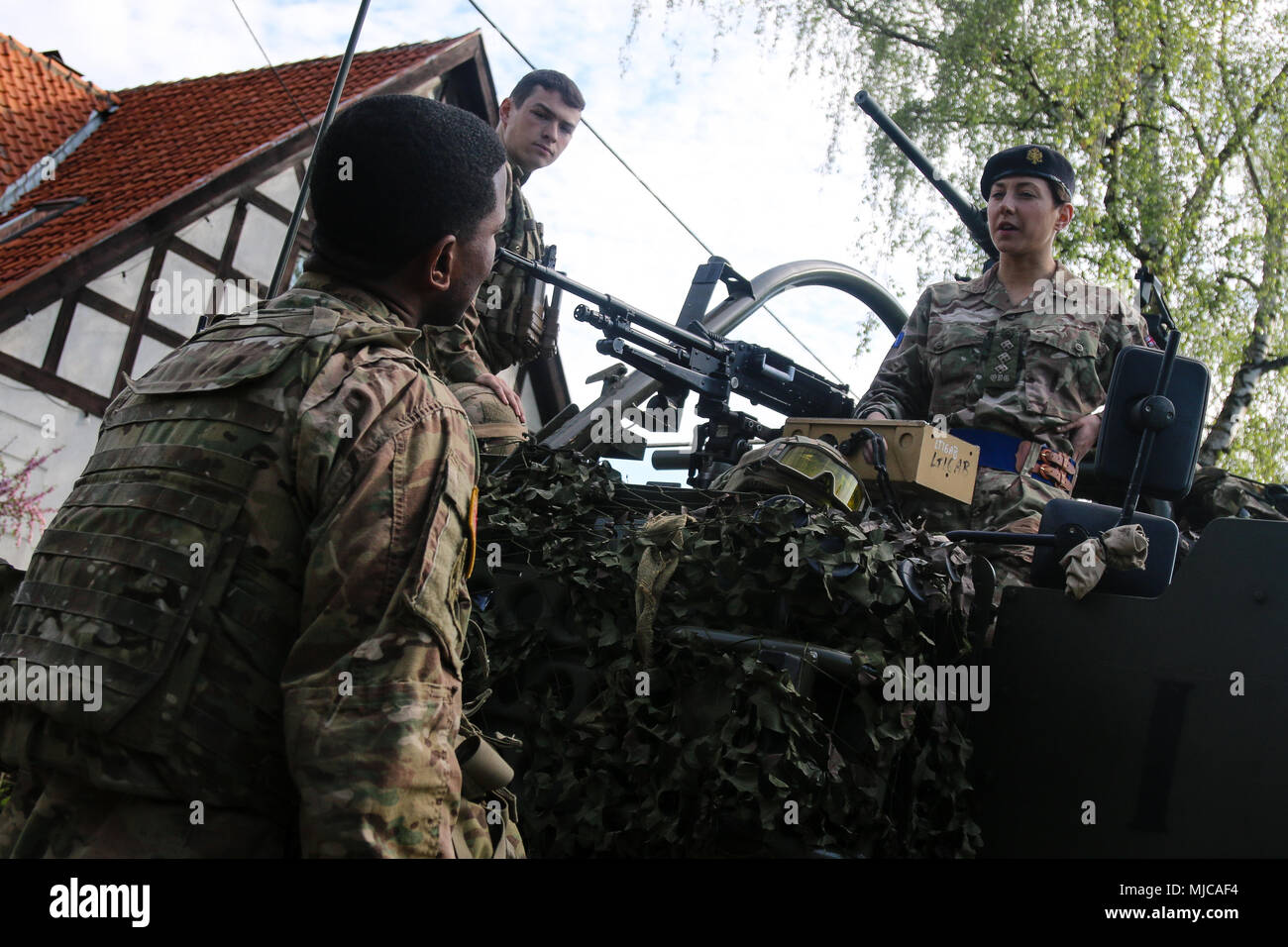 Stati Uniti Il personale dell'esercito Sgt. Jared Cherry (sinistra), un Rocky Mount, North Carolina native, fante con il primo squadrone, 2° reggimento di cavalleria, discute il convoglio operazioni con U.K. Il cap. Alice Williams (destra), una truppa leader con 1 Queen's Dragoon Guards, mentre si è in viaggio per un ponte cerimonia di apertura in Giżycko, Polonia, 1 maggio 2018. La cerimonia si è svolta tra la città di Giżycko e i soldati del Battle Group Polonia: un unico, multinazionale coalizione di Stati Uniti, Regno Unito, croato e soldati rumeni che servono con il polacco della XV Brigata meccanizzata come una forza di dissuasione in sostegno della NATO Foto Stock