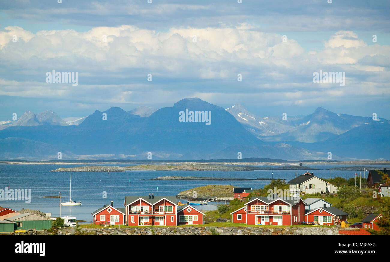 Colorate case di legno al sole di mezzanotte sull'isola di Lovund nel nord della Norvegia vicino al circolo polare artico , paesaggio Foto Stock