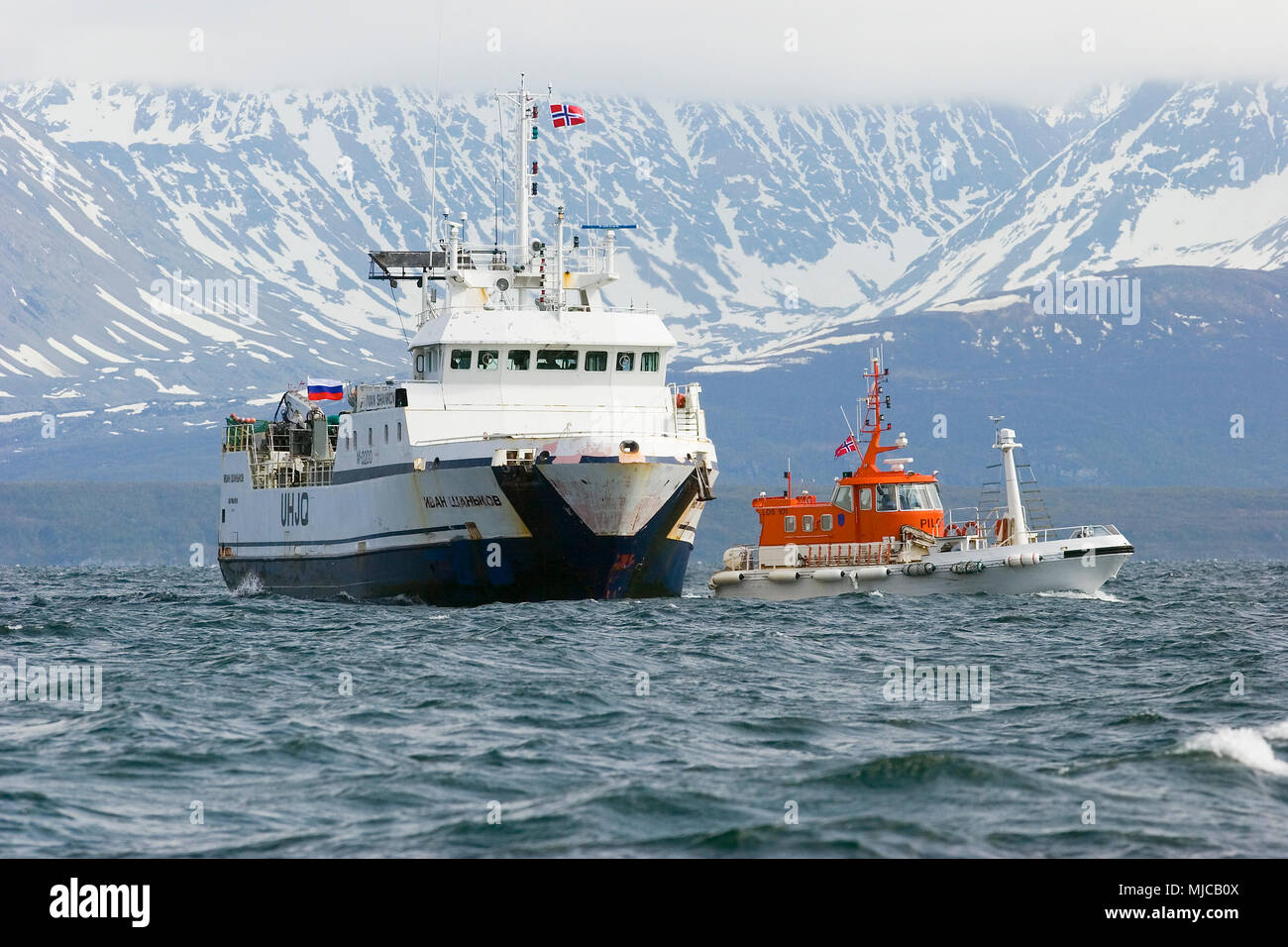 Russischer Fischtrawler in Nordnorwegen mit Lotse Foto Stock