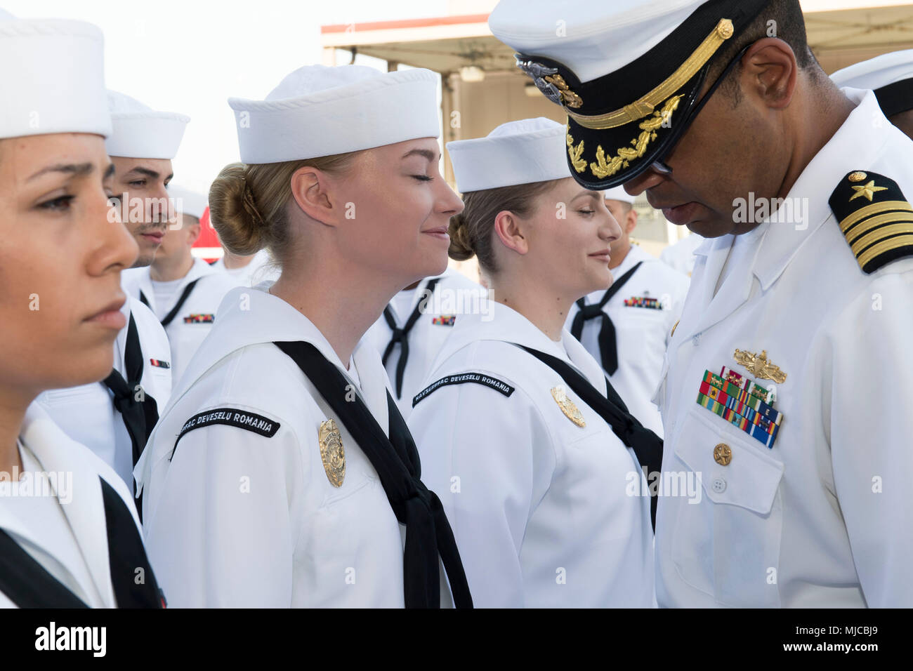 180501-N-BK DEVESELU435-0063, Romania (1 maggio 2018) Capt. Charlos Washington, comandante della Naval Support Facility Deveselu, ispeziona i marinai uniformi durante un abito bianco di ispezione, 1 maggio. NSF Deveselu AAMDS e Romania sono co-localizzato con il rumeno 99th Base Militare e gioca un ruolo chiave nel missile balistico di difesa in Europa orientale. (U.S. Foto di Marina di Massa lo specialista di comunicazione 1a classe Jeremy Starr/rilasciato) Foto Stock