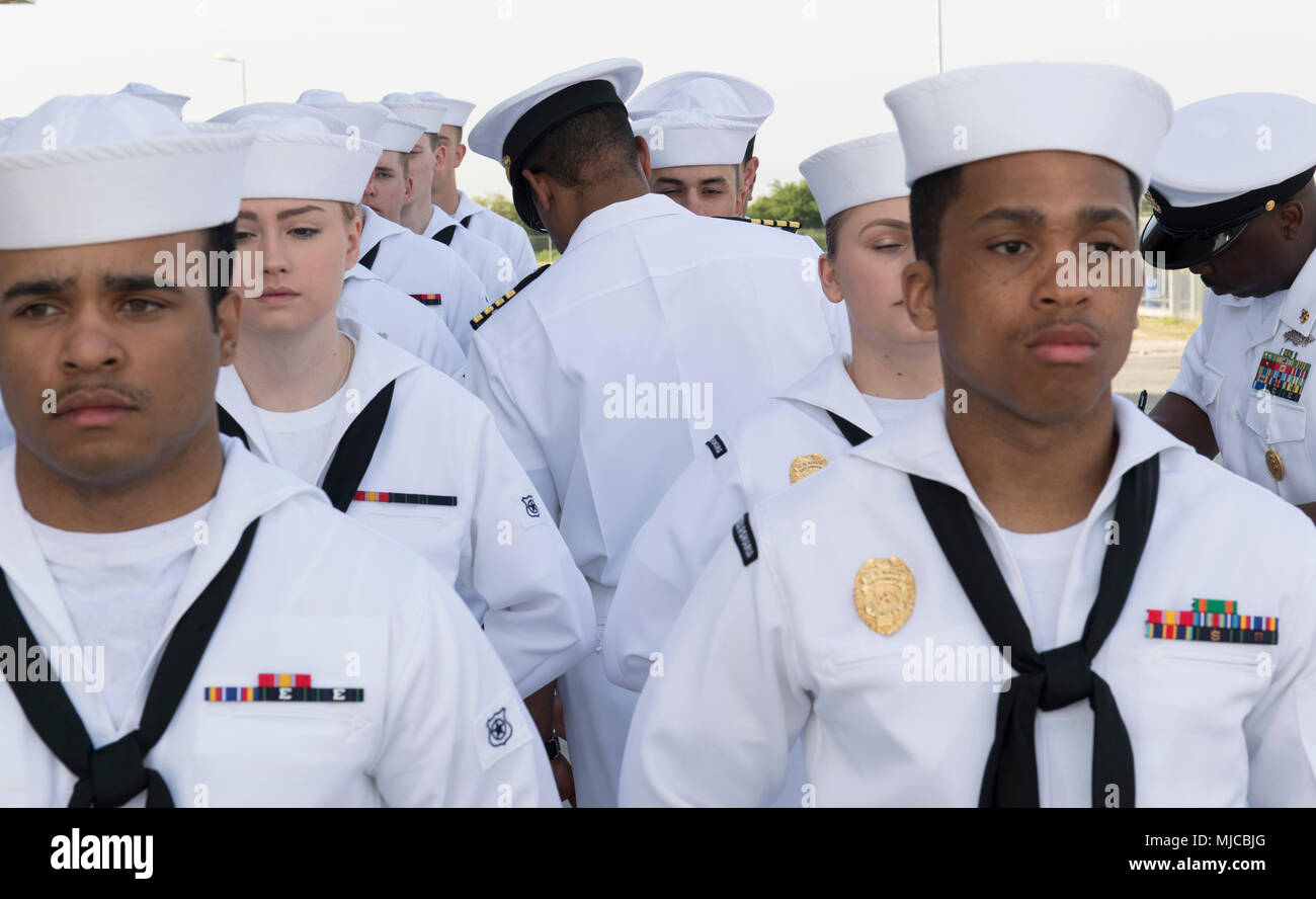 180501-N-BK DEVESELU435-0079, Romania (1 maggio 2018) Capt. Charlos Washington, comandante della Naval Support Facility Deveselu, ispeziona i marinai uniformi durante un abito bianco di ispezione, 1 maggio. NSF Deveselu AAMDS e Romania sono co-localizzato con il rumeno 99th Base Militare e gioca un ruolo chiave nel missile balistico di difesa in Europa orientale. (U.S. Foto di Marina di Massa lo specialista di comunicazione 1a classe Jeremy Starr/rilasciato) Foto Stock