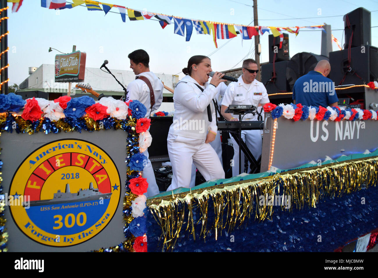 SAN ANTONIO - (28 aprile 2018) "distruttori", il gruppo di musica popolare della banda della marina a sud-ovest di San Diego, esegue su un galleggiante della Marina al Flambeau Night Parade durante la Fiesta San Antonio. I "distruttori", insieme con i marinai dal Navy il reclutamento di quartiere San Antonio, ha visitato la scuola per condurre la comunità e a diffondere la consapevolezza della Marina Marina attraverso il reclutamento del comando di musica per il reclutamento di programma. (U.S. Navy Foto di Burrell Parmer, Marina il reclutamento di quartiere San Antonio Affari pubblici/rilasciato) Foto Stock