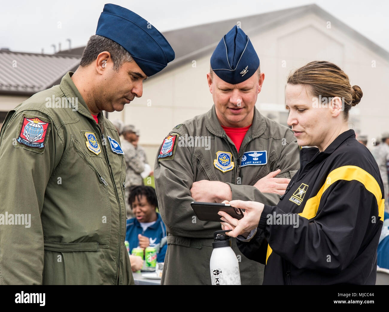 Da destra, Lt. Col. Laura legno, Comune di effetti personali Depot officer in carica, mostra le foto delle sue prestazioni del team durante il giorno Wingman incredibile gara al Col. Larry Nance, 436th gruppo Operations commander, e Chief Master Sgt. Eduardo Peña, 436th OG sovrintendente, Aprile 27, 2018 a Dover Air Force Base, Del. Ogni squadra ha dovuto prendere un selfie a ciascuna delle dieci posizioni al termine di una gara incredibile sfida. (U.S. Air Force Foto di Roland Balik) Foto Stock