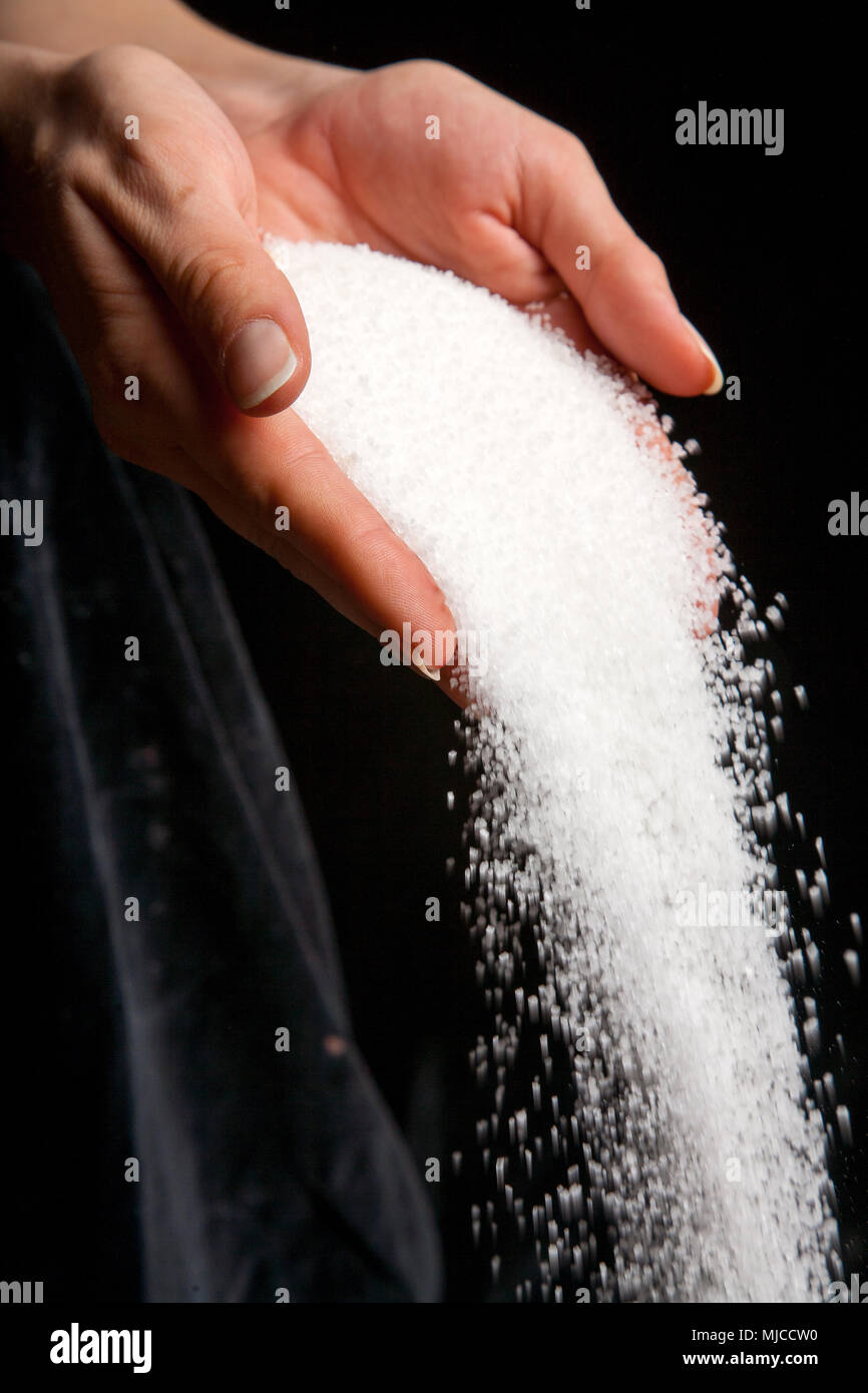 Lo zucchero bianco che ricade verso il basso Foto Stock