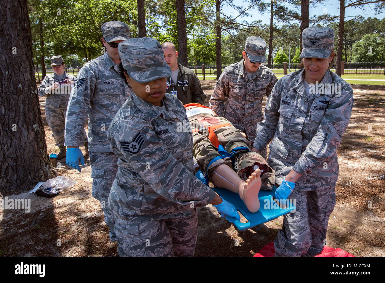 Col. Jennifer breve, a destra 23d Wing Commander, insieme con gli avieri dal 23d Medical Group (MDG), portano un manichino, Aprile 30, 2018 a Moody Air Force Base, Ga. Breve tournée 23d MDG per acquisire una migliore comprensione della loro missione globale, funzionalità e funzioni complete, e fu in grado di sperimentare le operazioni quotidiane delle varie unità entro il 23d OMD, compresa tra bioenvironmental per ambulatorio. (U.S. Air Force foto di Airman 1. Classe Eugene Oliver) Foto Stock