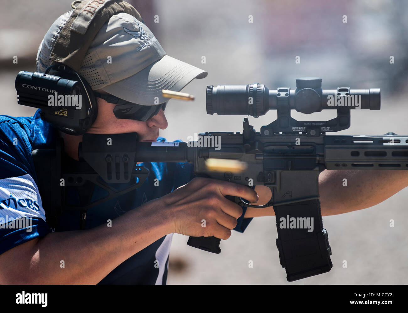 La United States Practical Shooting Association è un'organizzazione di tiro competitiva che sancisce le partite di pistole e multipistola a livello nazionale. Il 21 aprile 2018, il Multigun National Championship si è tenuto a Boulder City, Nevada, testando i concorrenti in stadi di fucile, pistola e fucile. Questa immagine d'archivio documenta una fase del fucile durante la competizione nazionale. Foto Stock