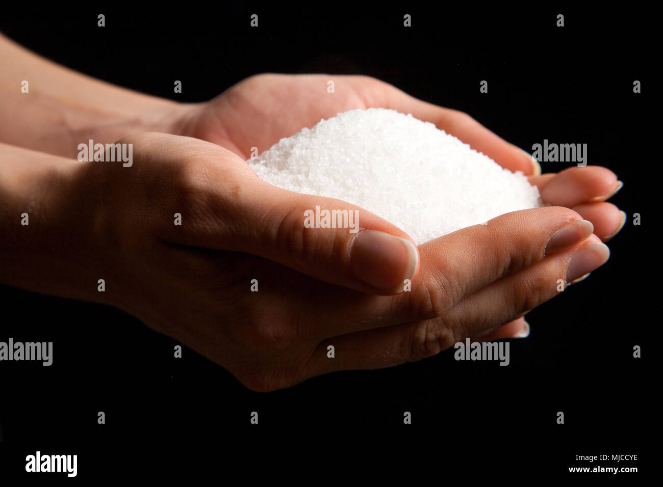 Zucchero bianco in una ciotola umana Foto Stock