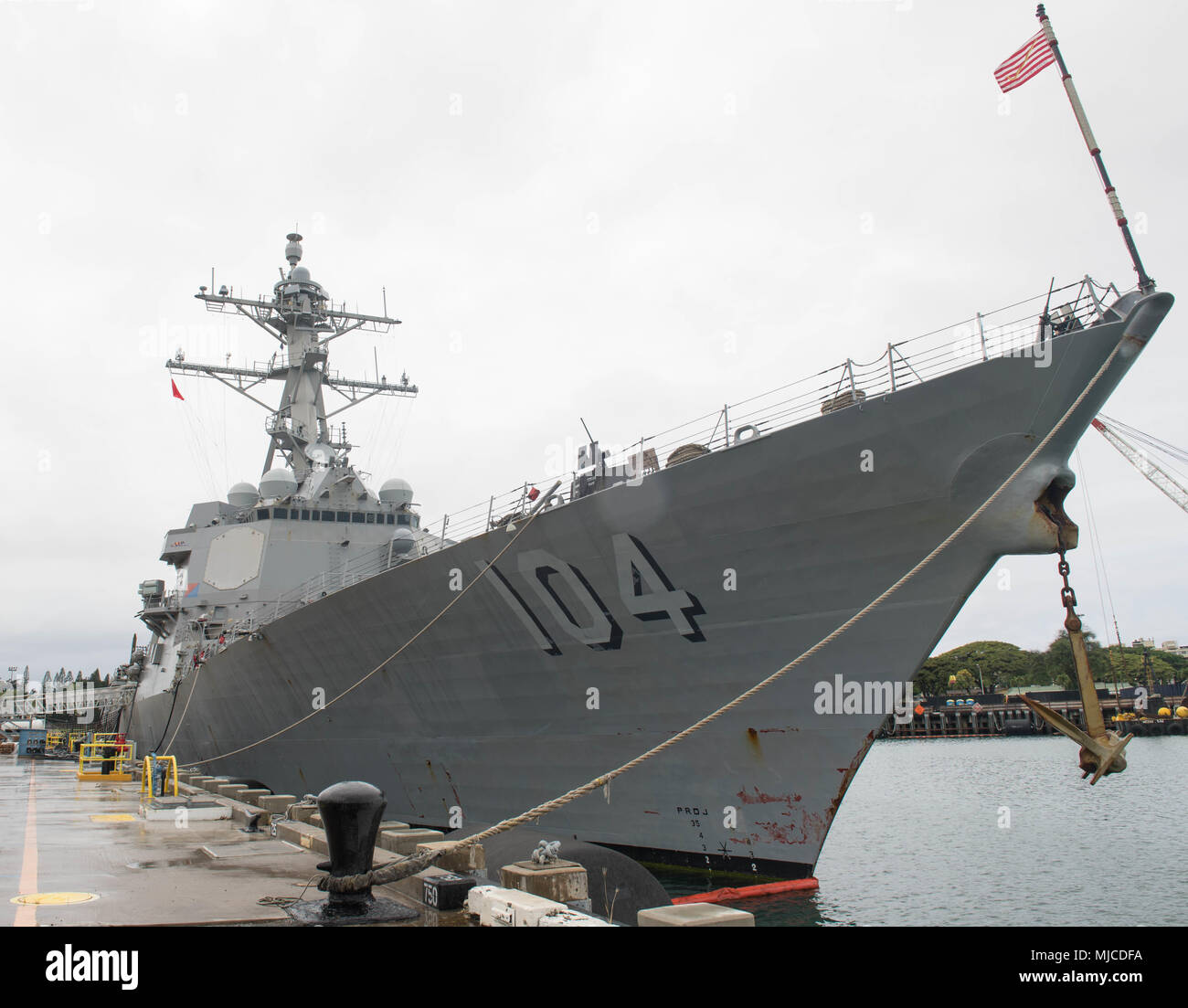 180502-N-ND356-0003 PEARL HARBOR (2 maggio 2018) Il Arleigh Burke-class guidato-missile destroyer USS Sterett (DDG 104) sono arrivati nel porto di perla, Hawaii il 1 maggio per un porto finale visitare prima del completamento di un periodo di tre mesi di implementazione. USS Sterett è stata conducendo operazioni nell'Indo-Pacifico Regione e sostenere il Wasp Expeditionary Strike gruppo di anticipo U.S. Flotta del Pacifico "Up-Gunned" concetto. (U.S. Foto di Marina di Massa lo specialista di comunicazione di terza classe Jessica O. Blackwell) Foto Stock