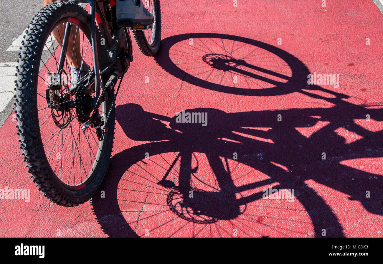 Bikers ombra su un rosso su strada Foto Stock