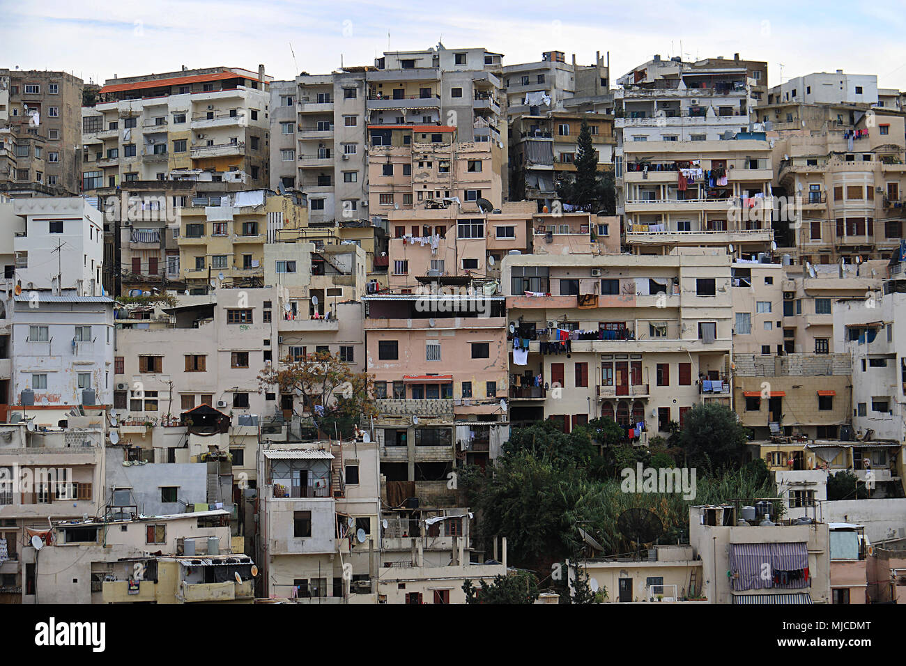 Vista di fianco a fianco di edifici residenziali a Tripoli, in Libano. Foto Stock