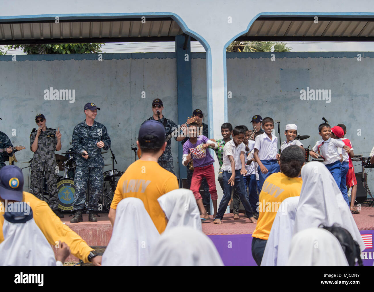 180502-N-RM689-0444 Trincomalee, Sri Lanka (2 maggio 2018) i membri degli STATI UNITI Flotta del Pacifico, banda assegnata ai militari di comando Sealift nave ospedale per Pacific Partnership 2018 (PP18), riprodurre musica per lo Sri Lanka i bambini durante un relazioni comunitarie evento concerto tenutosi al Mohamadiya Vidyalaya scuola. PP18's missione è lavorare collettivamente con host e nazioni partner per migliorare l'interoperabilità a livello regionale di emergenza e capacità di risposta, aumentare la stabilità e la sicurezza nella regione e favorire la nascita di nuove e durature amicizie in tutta la regione Indo-Pacifico. Pacific Partnership, ora nel suo tredicesimo itera Foto Stock