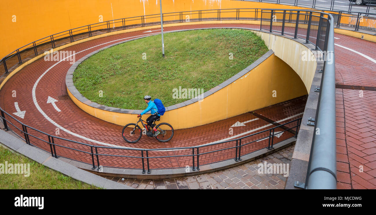 Bikers ombra su un rosso su strada Foto Stock