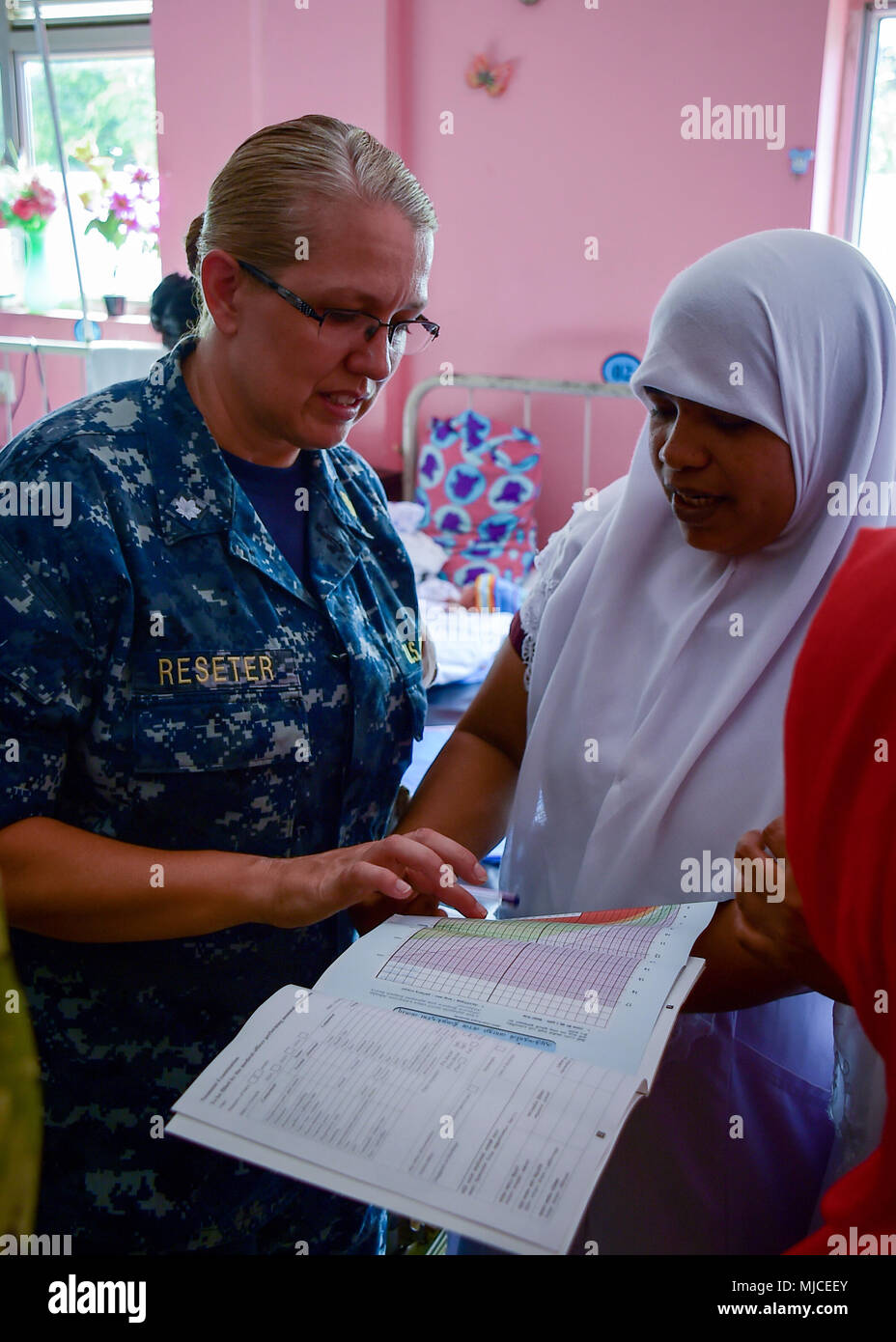 180502-N-QV906-024 Trincomalee, Sri Lanka (2 maggio 2018) della Cmdr. Brenda Reseter, assegnati ai militari di comando Sealift nave ospedale USNS misericordia (T-AH-16), discute di salute del bambino e lo sviluppo record durante un tour di Kinniya ospedale Base. La misericordia è attualmente implementata in sostegno del Partenariato Pacifico 2018 (PP18). PP18's missione è lavorare collettivamente con host e nazioni partner per migliorare l'interoperabilità a livello regionale di emergenza e capacità di risposta, aumentare la stabilità e la sicurezza nella regione e favorire la nascita di nuove e durature amicizie in tutta la regione Indo-Pacifico. Pacific Partnership, n. Foto Stock