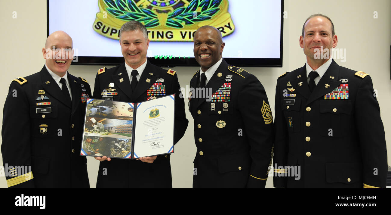 Brig. Gen. Rodney D. Fogg (sinistra), intendente generale e comandante, U.S. Army Quartermaster scuola (sinistra), insieme con il comando Sgt. Il Mag. Sean J. Riso, comando del reggimento sergente maggiore e Chief Warrant Officer 5 Jonathan O. Yerby, regimental warrant officer, riconosciuto Col. Aaron M. Stanek, U.S. Il Comando Operazioni Speciali, Fort Bragg, North Carolina, con gli illustri Membri del Corpo premio in occasione di una cerimonia che si terrà il 1 Maggio presso il Quartermaster Museo su Fort Lee, Virginia. Gli illustri membri del Corpo premio, introdotto nel 1991, onori individui selezionati che hanno reso distinguishe Foto Stock