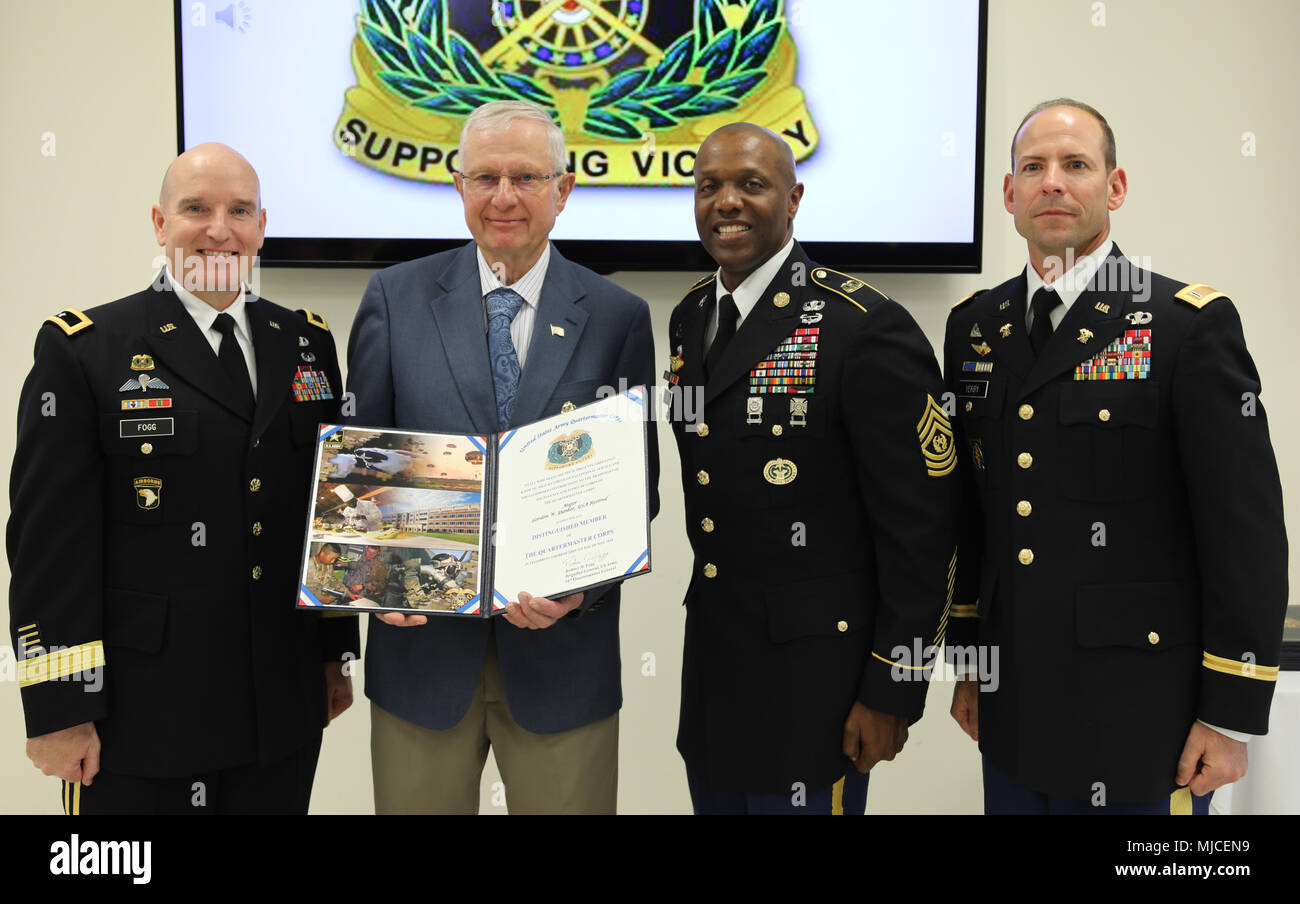 Brig. Gen. Rodney D. Fogg (sinistra), intendente generale e comandante, U.S. Army Quartermaster scuola (sinistra), insieme con il comando Sgt. Il Mag. Sean J. Riso, comando del reggimento sergente maggiore e Chief Warrant Officer 5 Jonathan O. Yerby, regimental warrant officer, riconosciuto il Mag. (Ret.) Gordon W. Yunker con gli illustri Membri del Corpo premio in occasione di una cerimonia che si terrà il 1 Maggio presso il Quartermaster Museo su Fort Lee, Virginia. Gli illustri membri del Corpo premio, introdotto nel 1991, onori individui selezionati che hanno reso i contributi distinti per Il Quartermaster Corps, e che b Foto Stock