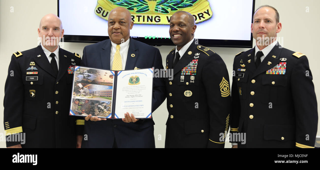 Brig. Gen. Rodney D. Fogg (sinistra), intendente generale e comandante, U.S. Army Quartermaster scuola (sinistra), insieme con il comando Sgt. Il Mag. Sean J. Riso, comando del reggimento sergente maggiore e Chief Warrant Officer 5 Jonathan O. Yerby, regimental warrant officer, riconosciuto Chief Warrant Officer 4 (Ret.) Patrick L. Hughes con gli illustri Membri del Corpo premio in occasione di una cerimonia che si terrà il 1 Maggio presso il Quartermaster Museo su Fort Lee, Virginia. Gli illustri membri del Corpo premio, introdotto nel 1991, onori individui selezionati che hanno reso illustre contributi al Quartermast Foto Stock