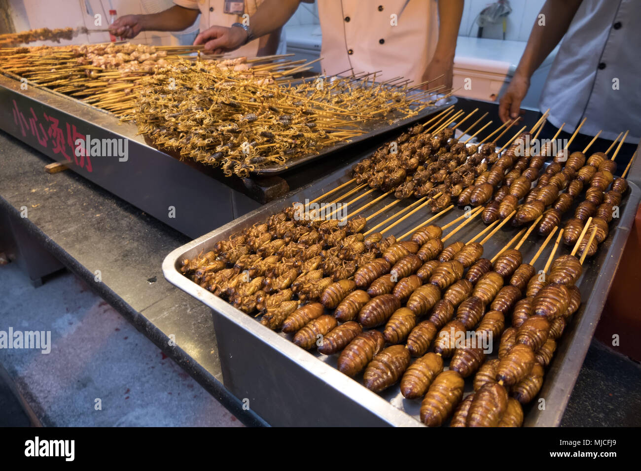 Tradizionale cibo asiatico in negozio: scorpioni, bug, larve di insetti. Il ristorante cinese cucina. Mercato di Pechino, Cina, Asia Foto Stock