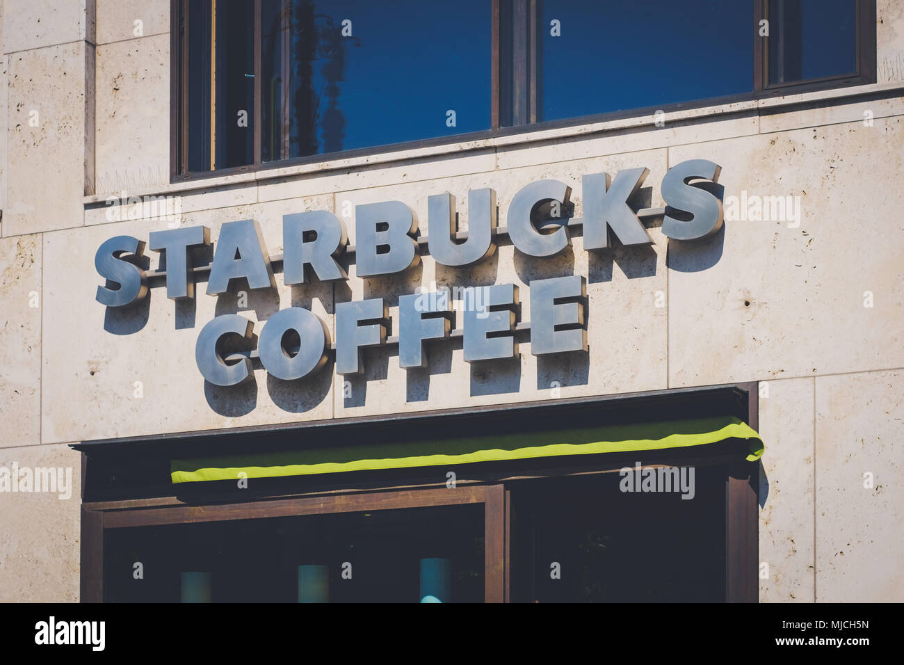 Berlino, Germania - maggio 2018: il nome del marchio / logo di caffè Starbucks sulla facciata di edificio di Berlino, Germania. Foto Stock