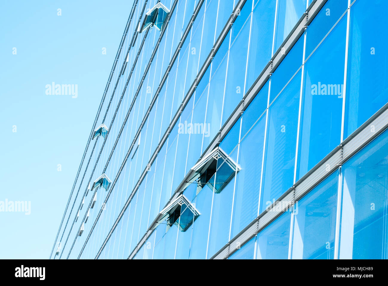 Moderno edificio con facciata in vetro - Edificio aziendale Foto Stock