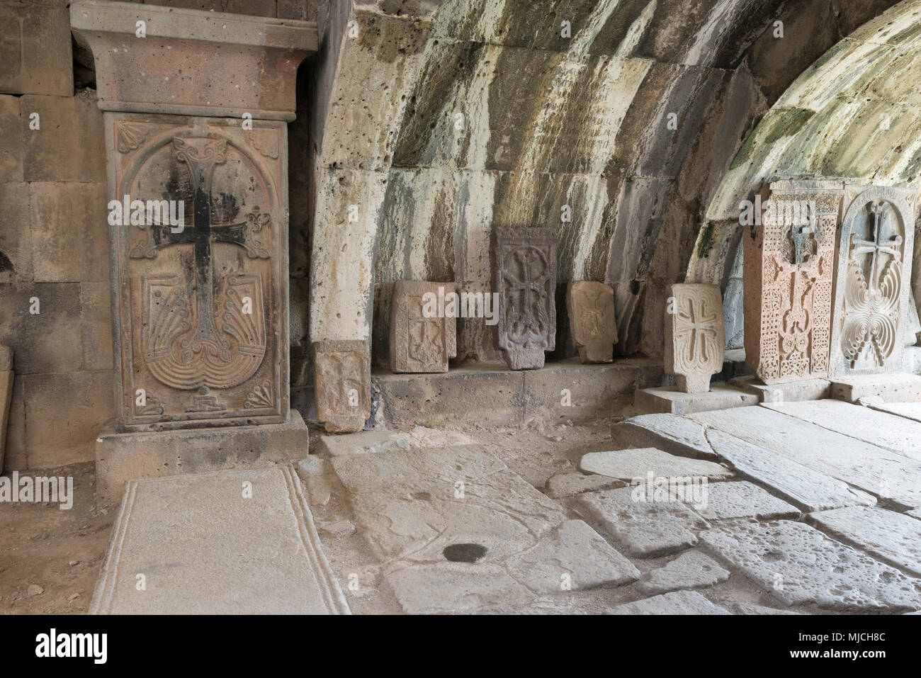 Il monastero di Haghpat in Armenia. Croce di pietre e lastre tombali Foto Stock