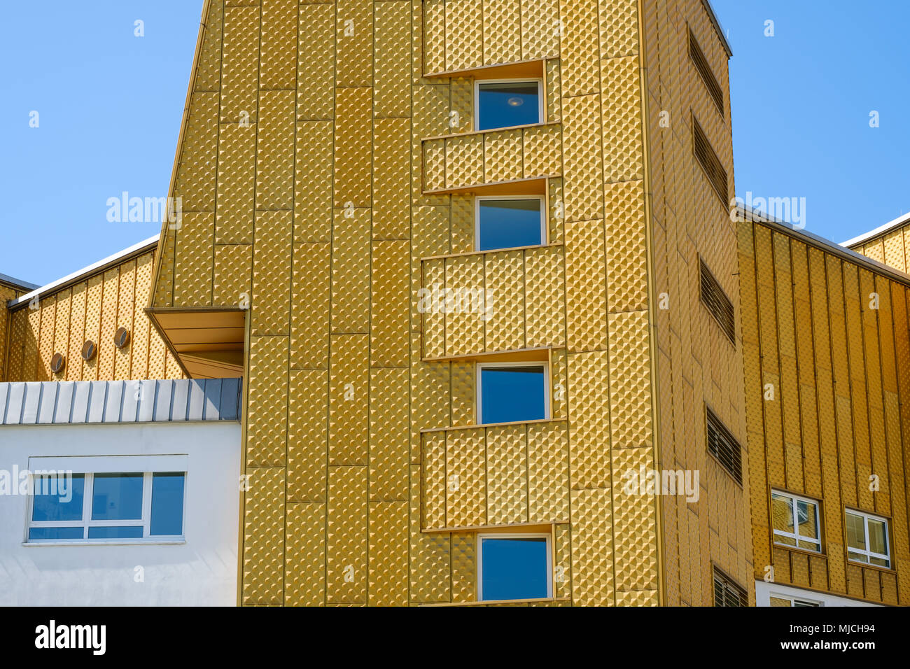 Esterno dell'edificio con facciata d'oro e blu sullo sfondo del cielo Foto Stock