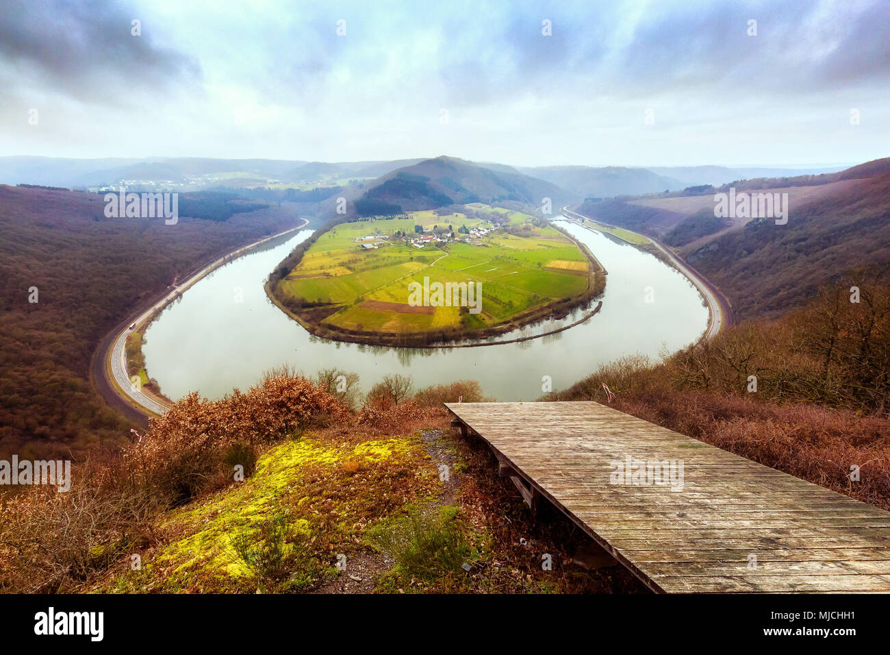 La Saar ansa del fiume vicino Taben-Rodt in un freddo giorno di inverno Foto Stock