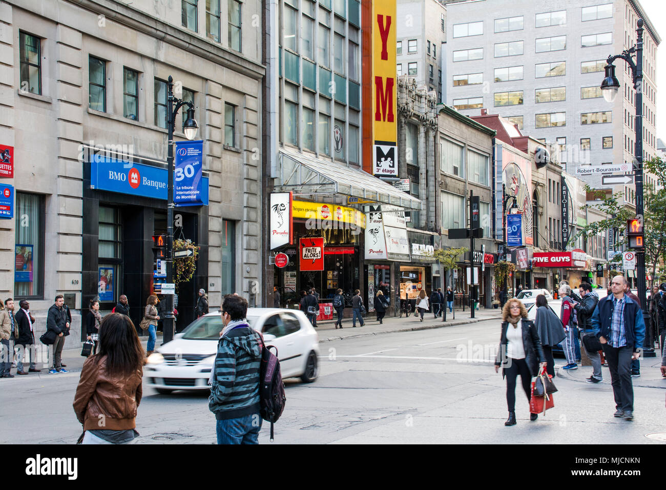 Rue Sainte-Catherine, la strada principale dello shopping a Montreal Foto Stock