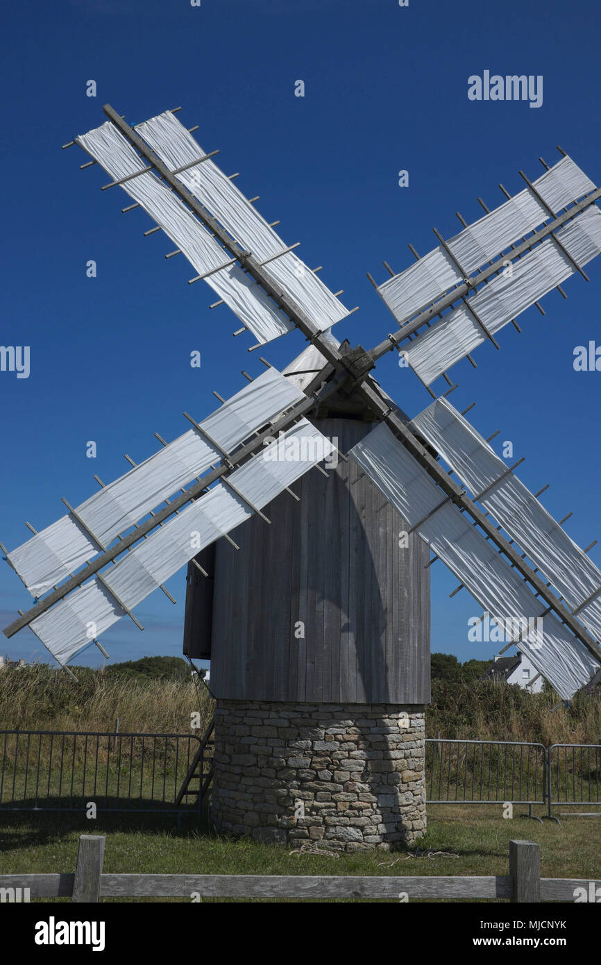 Mulino a vento presso la costa bretone Foto Stock