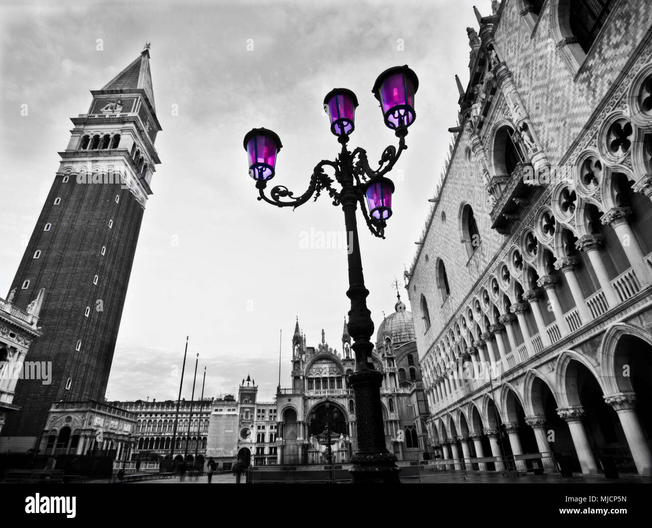 L'Italia, Venezia, Piazza San Marco, il Campanile, il Palazzo del Doge, lampada Foto Stock