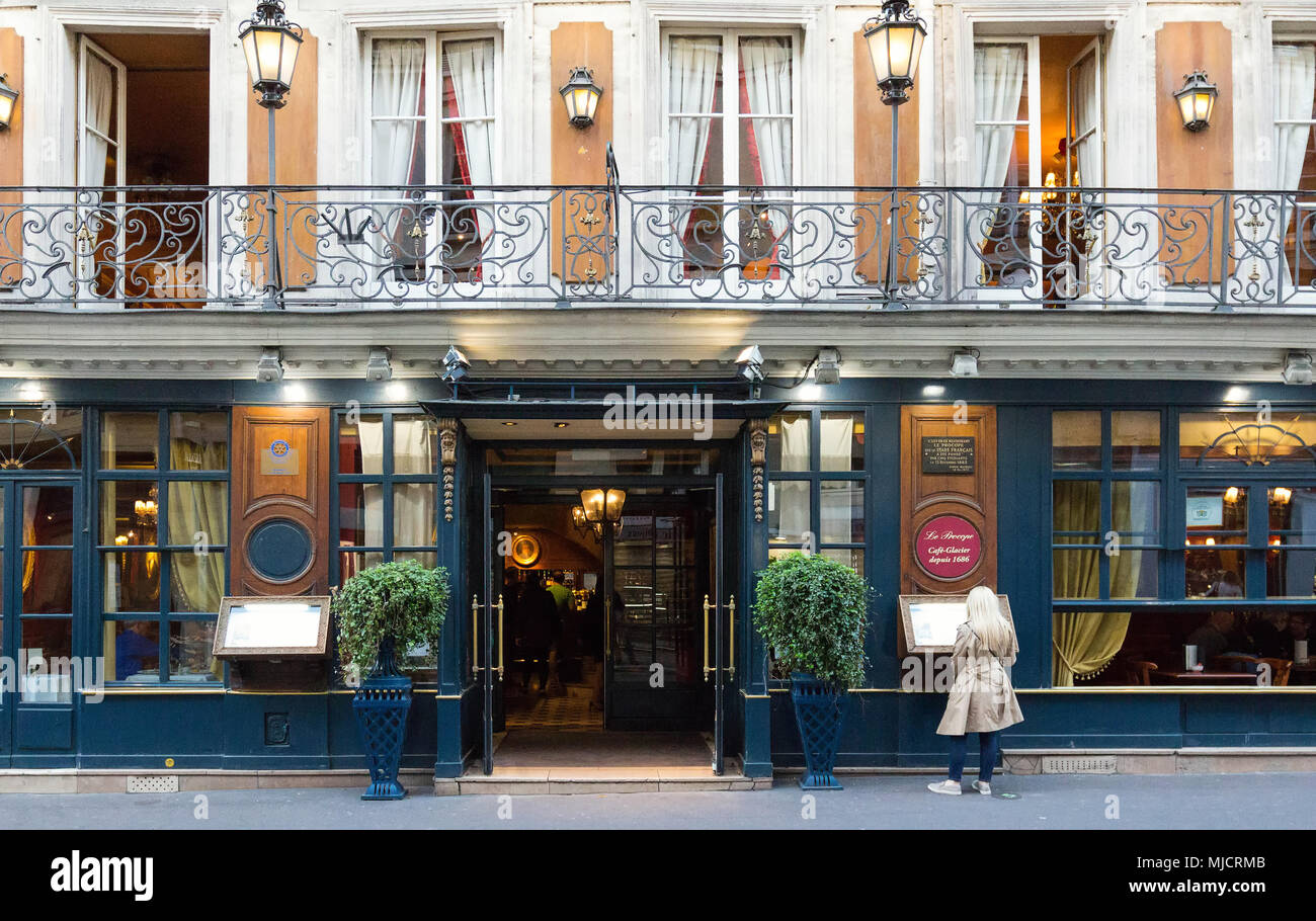 Lo storico Cafè Procope decorato per il Natale , Parigi, Francia. Foto Stock